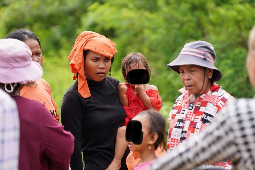 Cambodian protesters have gathered again today near Ban Nong Ya Kaeo Village in Khok Sung District, Sa Kaeo Province, amid the ongoing border dispute. Children are still being brought to the protest, despite the need to protect them from potential risks and prevent their