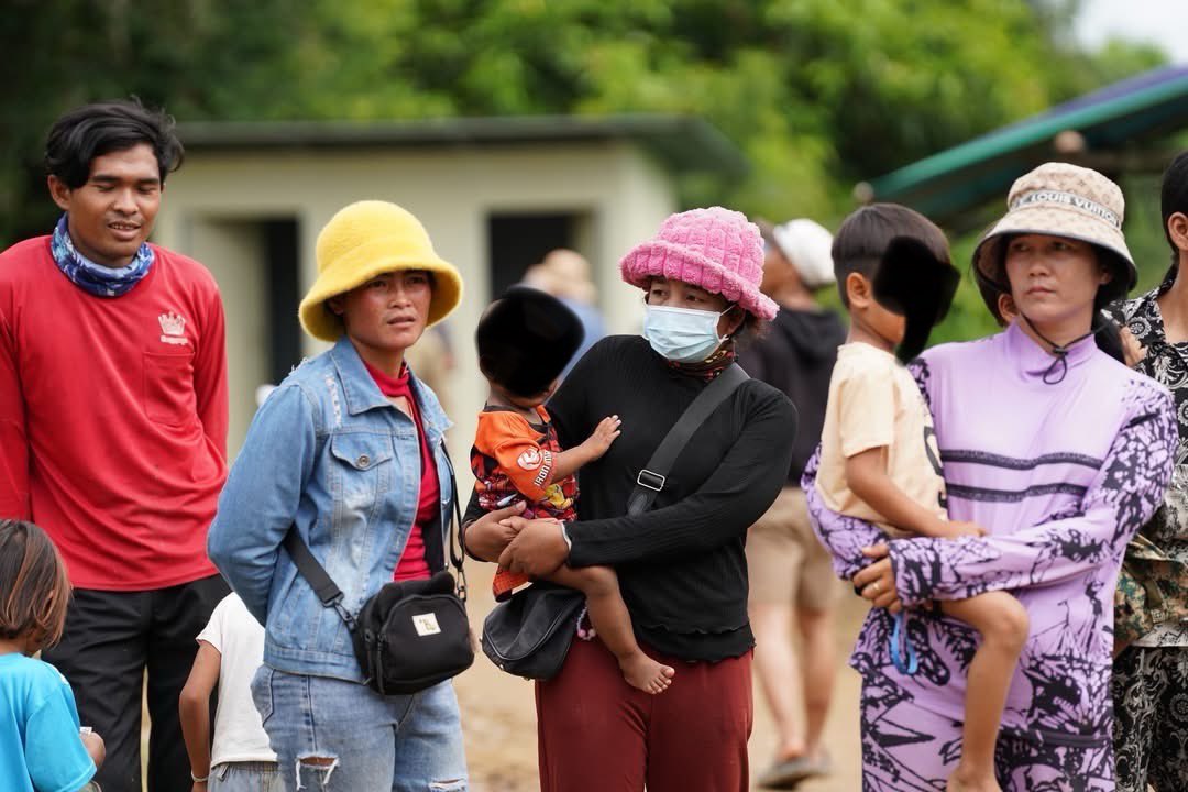 Cambodian protesters have gathered again today near Ban Nong Ya Kaeo Village in Khok Sung District, Sa Kaeo Province, amid the ongoing border dispute. Children are still being brought to the protest, despite the need to protect them from potential risks and prevent their