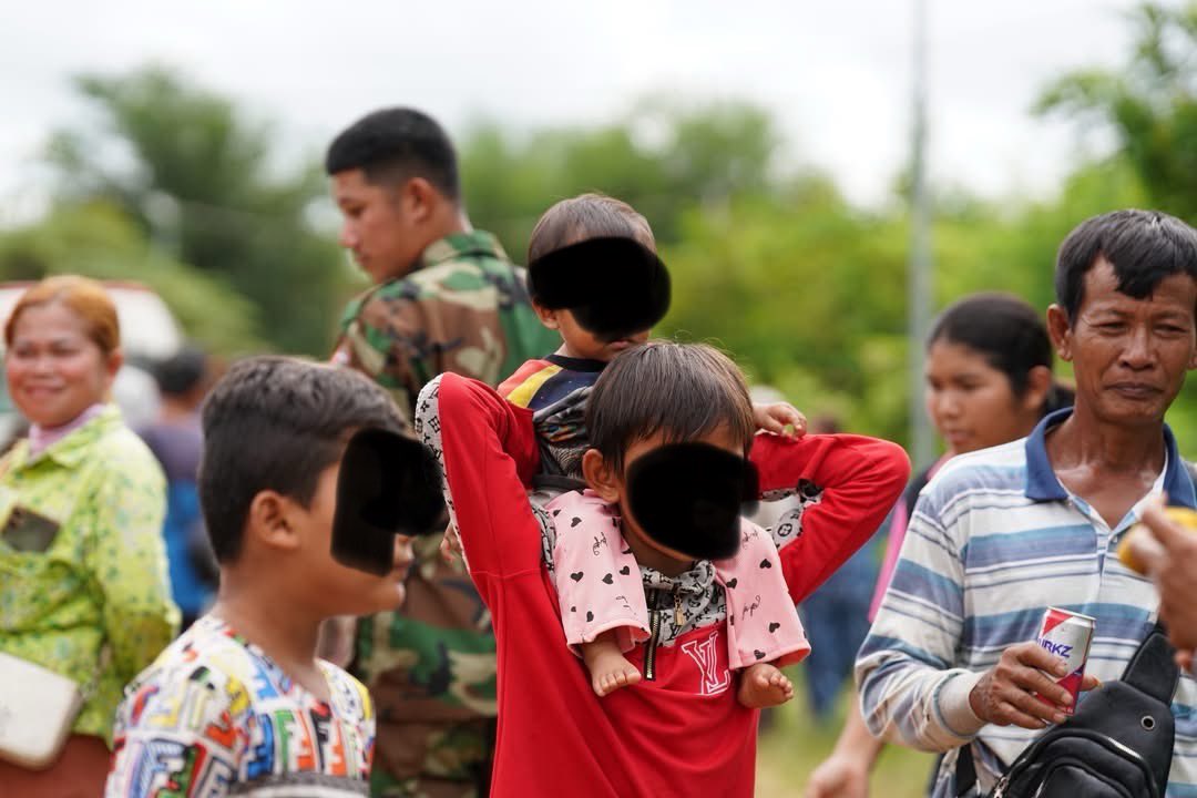 Cambodian protesters have gathered again today near Ban Nong Ya Kaeo Village in Khok Sung District, Sa Kaeo Province, amid the ongoing border dispute. Children are still being brought to the protest, despite the need to protect them from potential risks and prevent their