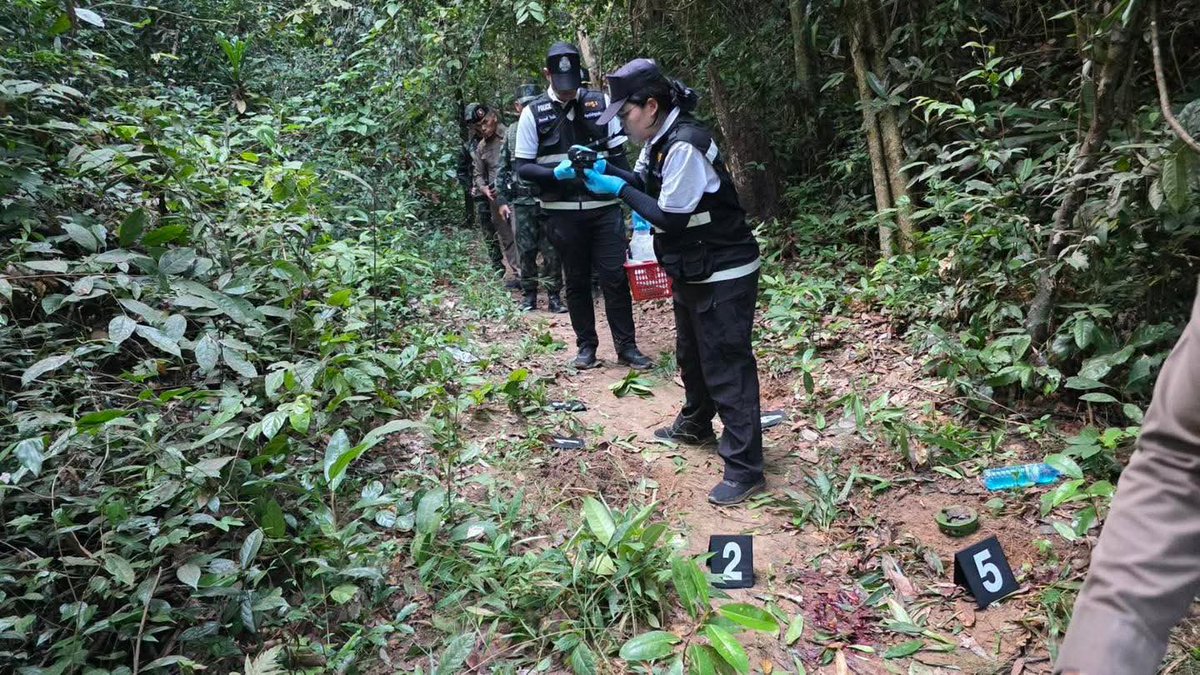 Following a brief investigation, the Royal Thai Army has now confirmed that an explosion which injured four soldiers on patrol earlier this morning near Huai Ta Maria in the Sisaket Province, was caused by a newly-placed PMN-2 Anti-Personnel Landmine — deliberately hidden inside Thai Territory by the Cambodian Army. Since the Kuala Lumpur Peace Accord was signed last month in Malaysia, the area had been thoroughly cleared of landmines by the Royal Thai Army, with nearby cut barbed wire suggesting that the mine was placed there by Cambodia sometime after the peace agreement on October 26, 2025.